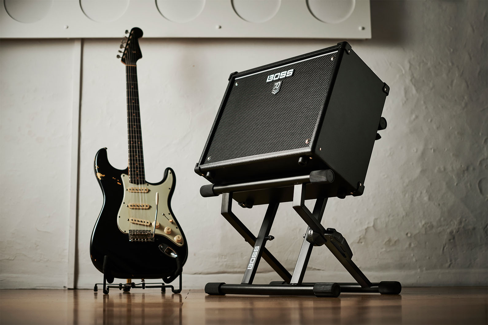高い堅牢性と安定性を実現したBOSSのギター・アンプ専用スタンド“BAS-1” | ギター・マガジンWEB｜Guitar magazine