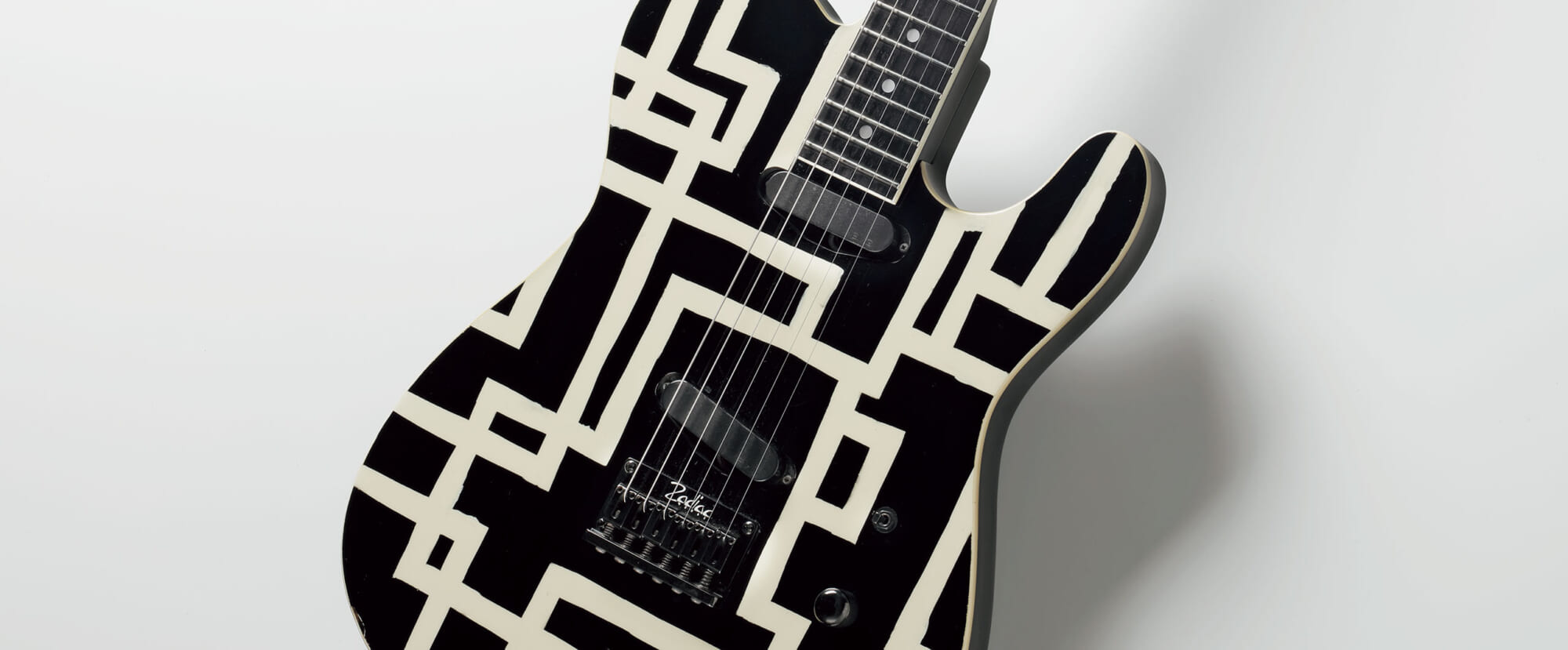 布袋寅泰の象徴的ギター1985年製TE-HOTEI “MAIN” | ギター・マガジン