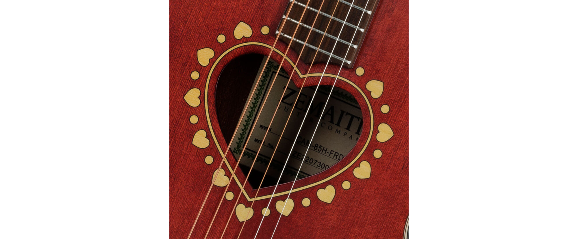 ゼマイティスより、ウッディなロゼッタを持つハート型サウンドホールのギターが3モデル登場