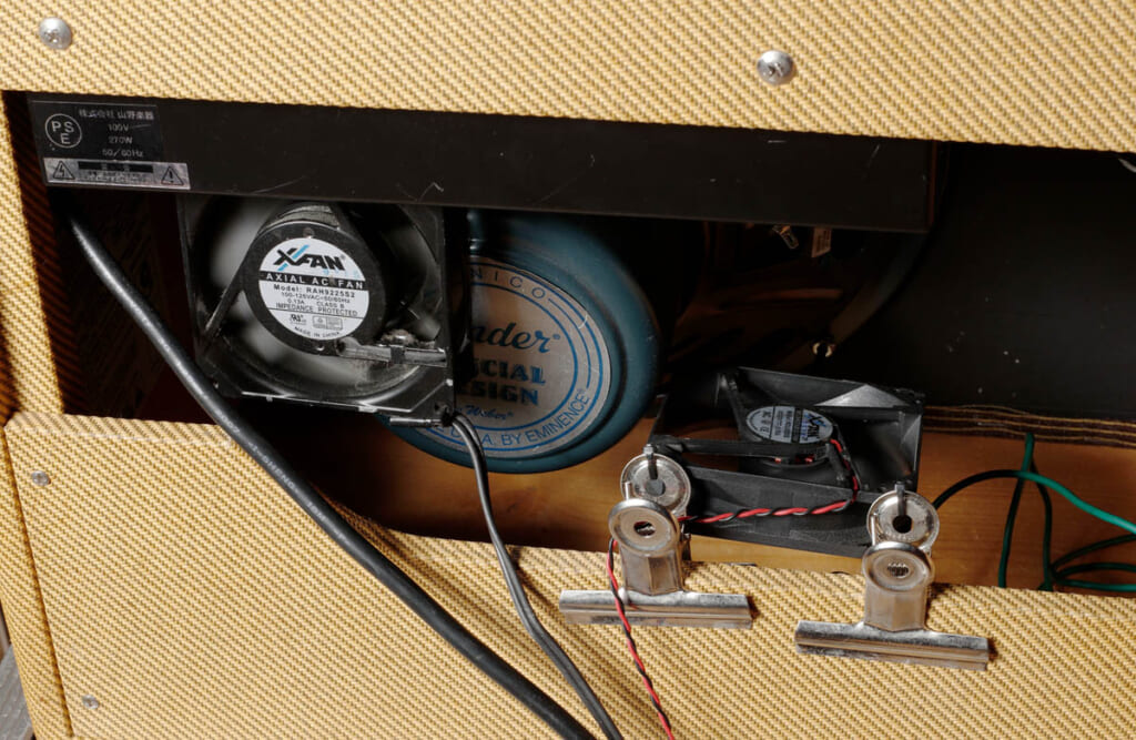 Fender '57 Twin-Amp Tweed Reissueの背面。