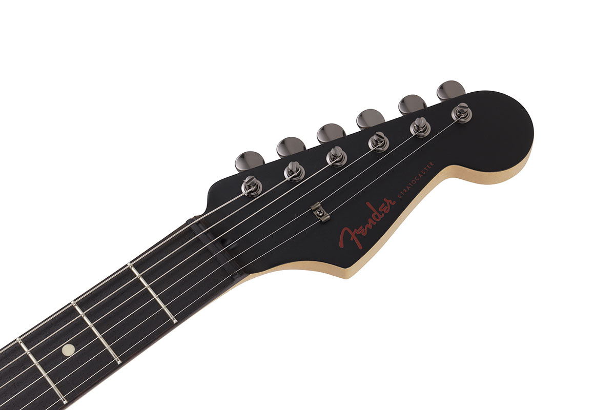 フェンダーのオール・ブラック仕様のギター“Noir”が“Made in Japan