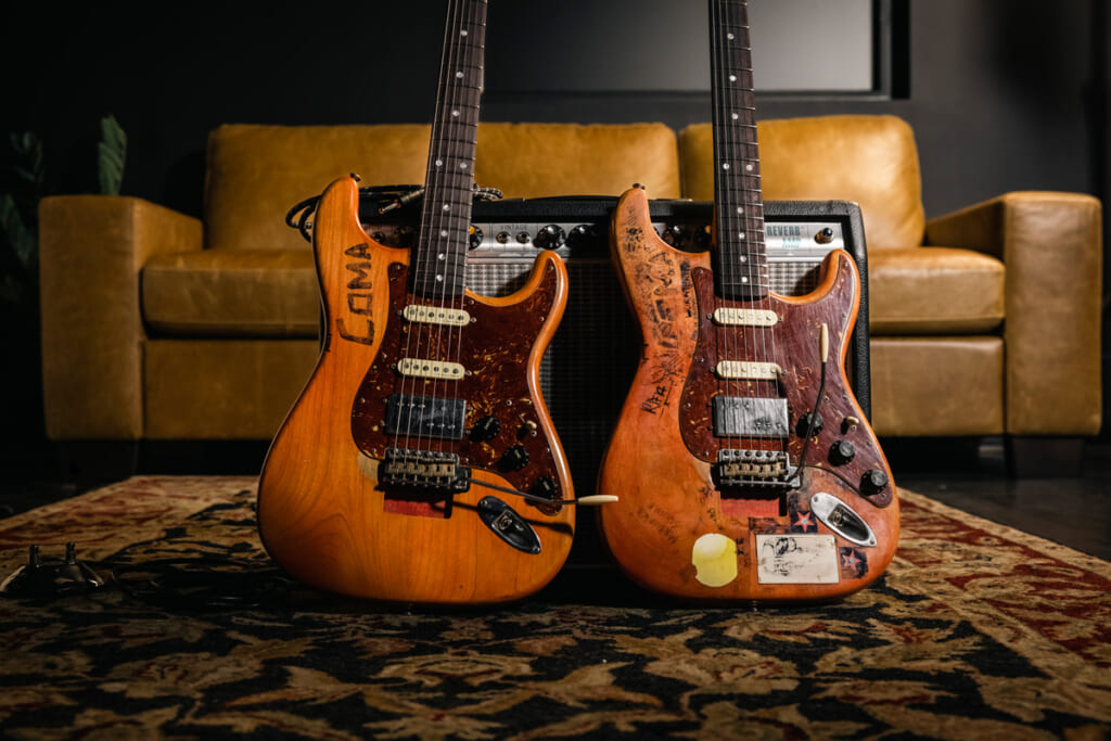 Limited Edition Michael Landau "Coma" Stratocaster Relic（左）と、マイケル本人の1959年製ストラトキャスター