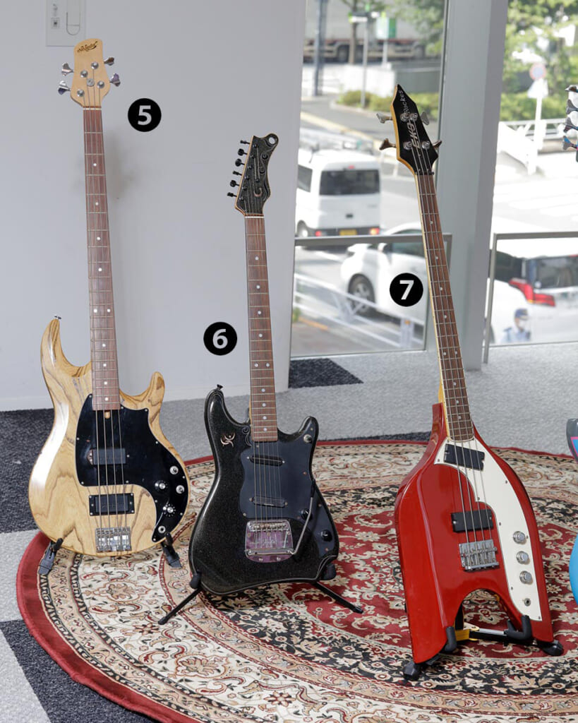 展示されたギター＆ベース（左側）