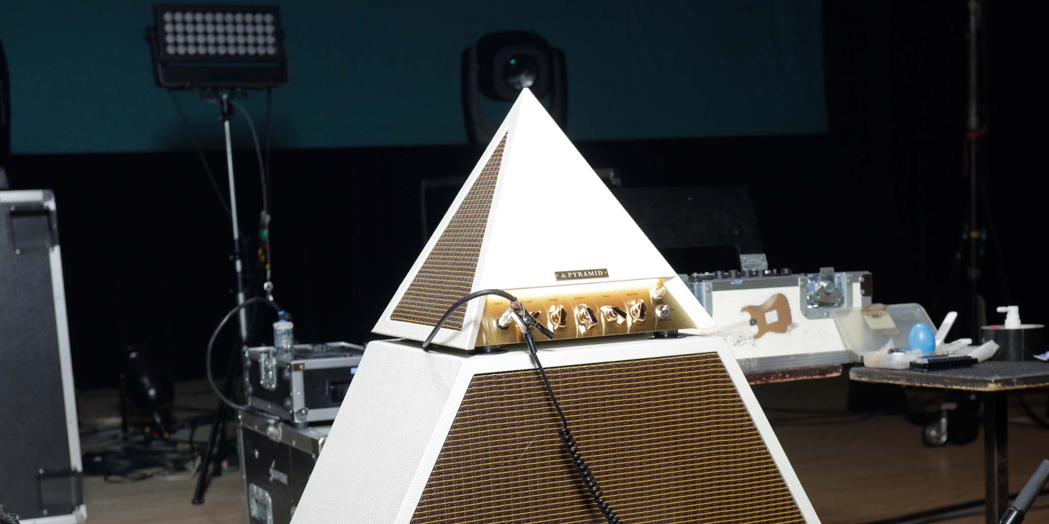 Charのピラミッド型アンプの正体　デビュー45周年企画“PINK CLOUD session”のステージで激写！