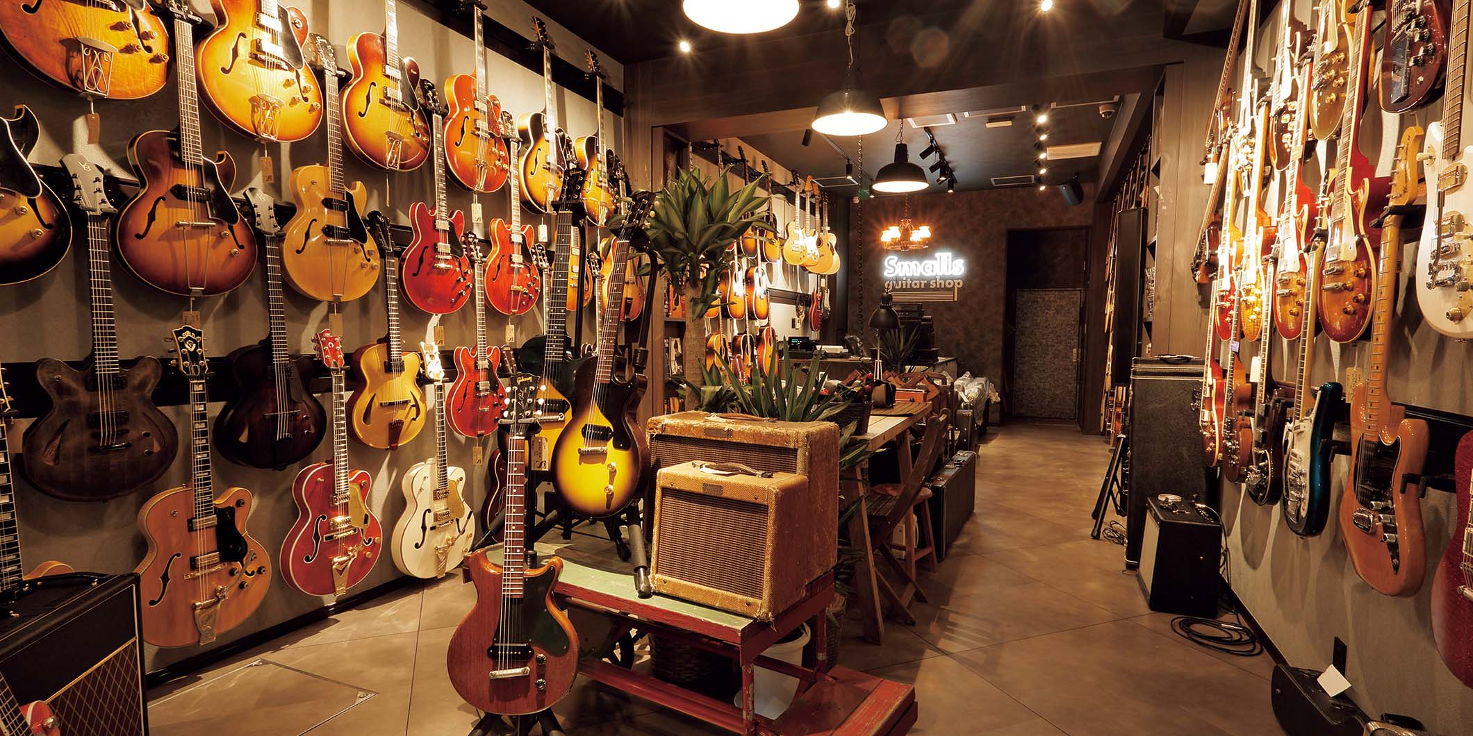 こだわり尽くした1本に出会える楽器店　Smalls guitar shop