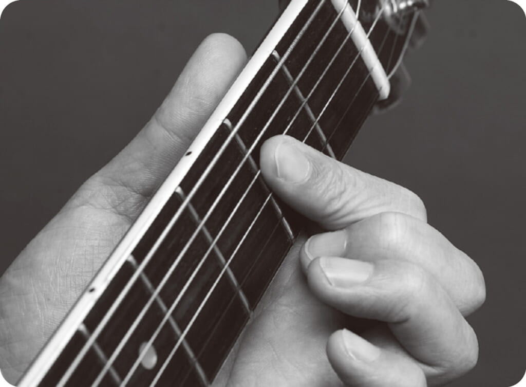複数の弦を押さえるときは、指を寝かせる