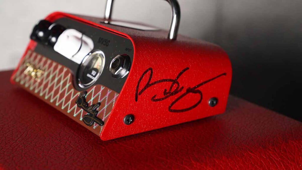 ブライアン・メイの直筆サインが入ったVOX MV50 Brian May