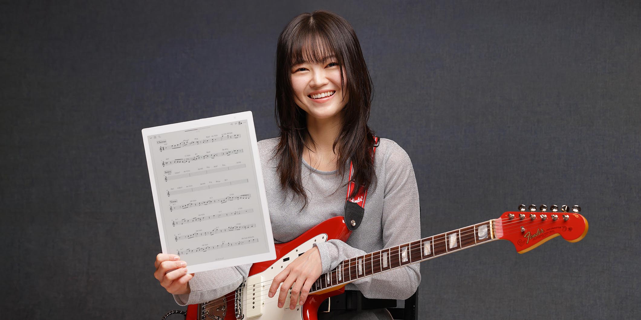ペーパーレスな演奏環境を実現する“富士通QUADERNO”×ギタリストの可能性