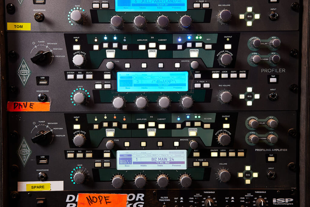 SUM 41のヘヴィなサウンドを作るギター&ベース用ラック・システム | ギター・マガジンWEB｜Guitar magazine