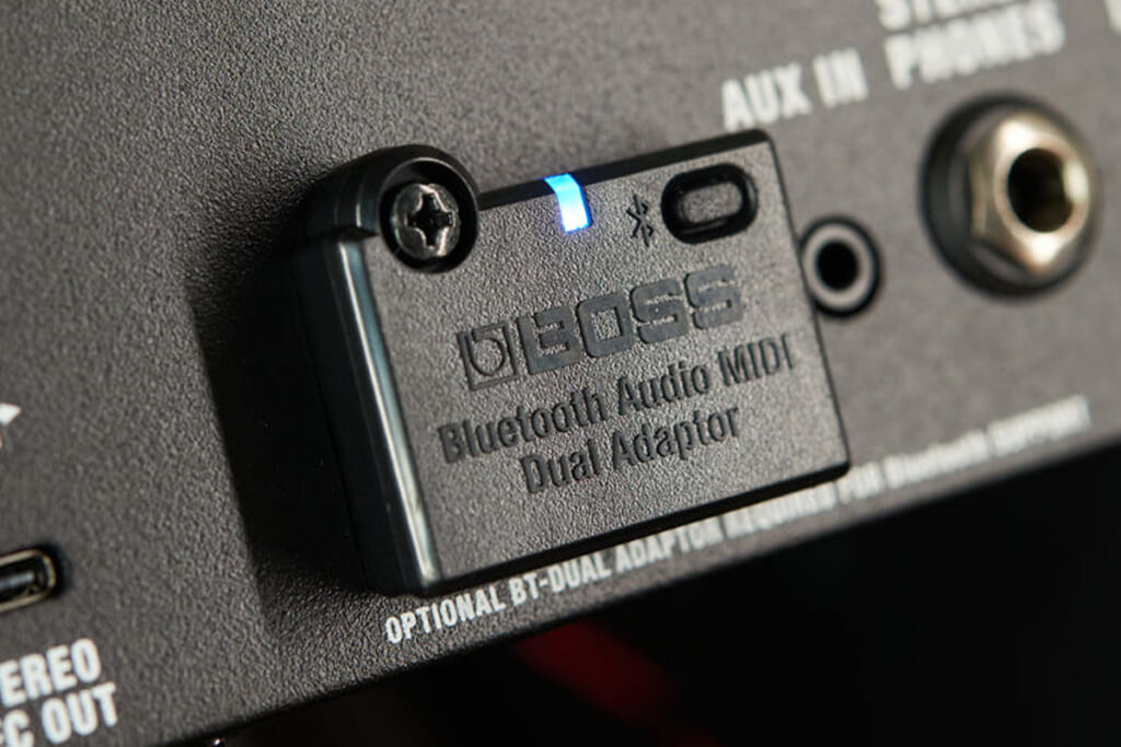 バック・パネルに取り付けられたBluetooth Audio MIDI Dual Adaptor
