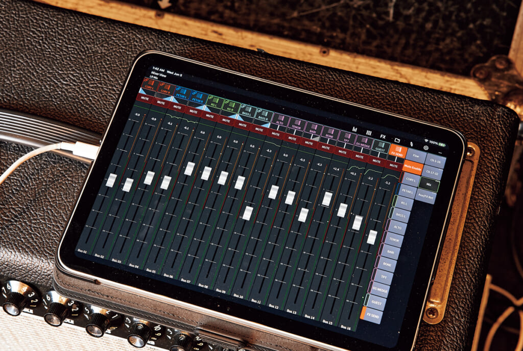 アンプの上に置かれたiPad