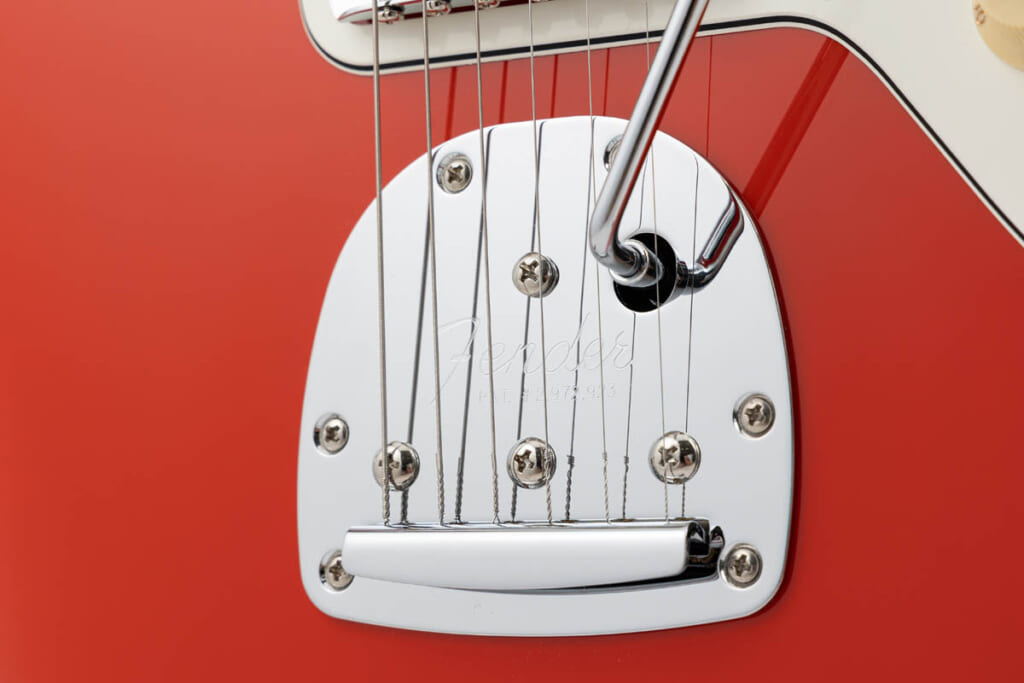 Vintage-Style Floating Tremolo with Tremolo Lock Button and Push-In Tremolo Arm