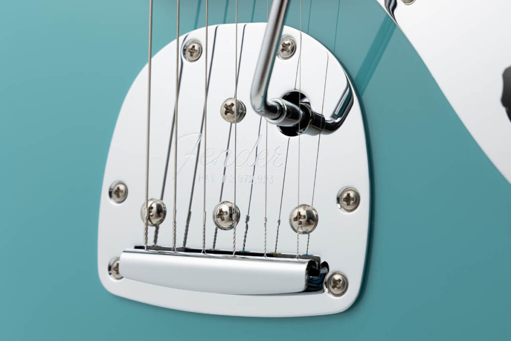 Vintage-Style Floating Tremolo with Tremolo Lock Button and Push-In Tremolo Arm