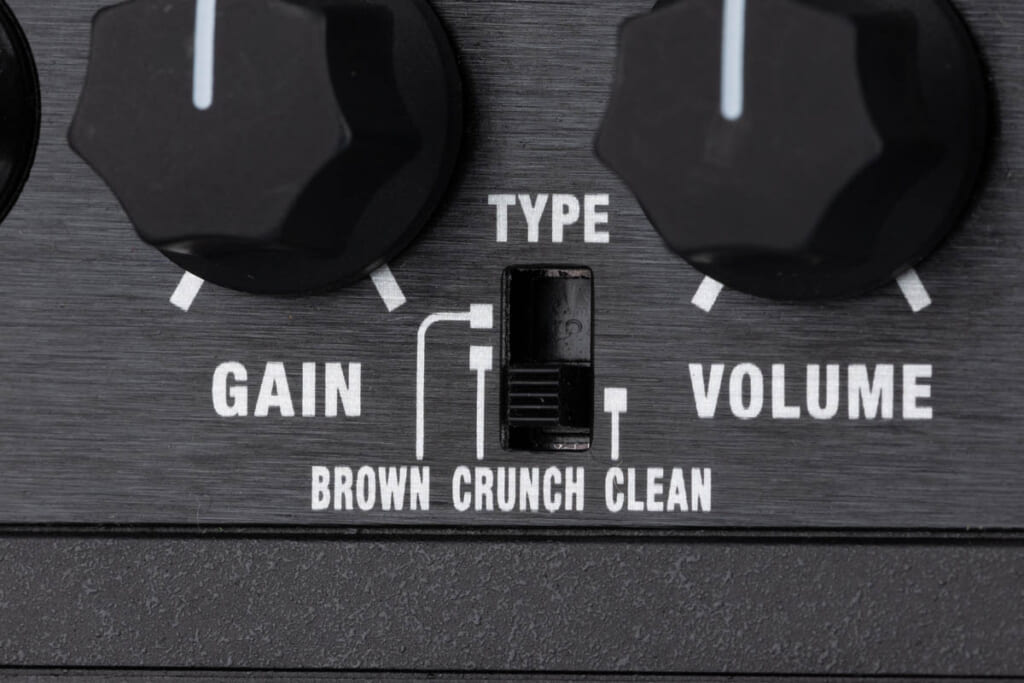 アンプ・タイプはゲイン量や音色の異なるBROWN、CRUNCH、CLEANの3種類から選択することが可能だ。