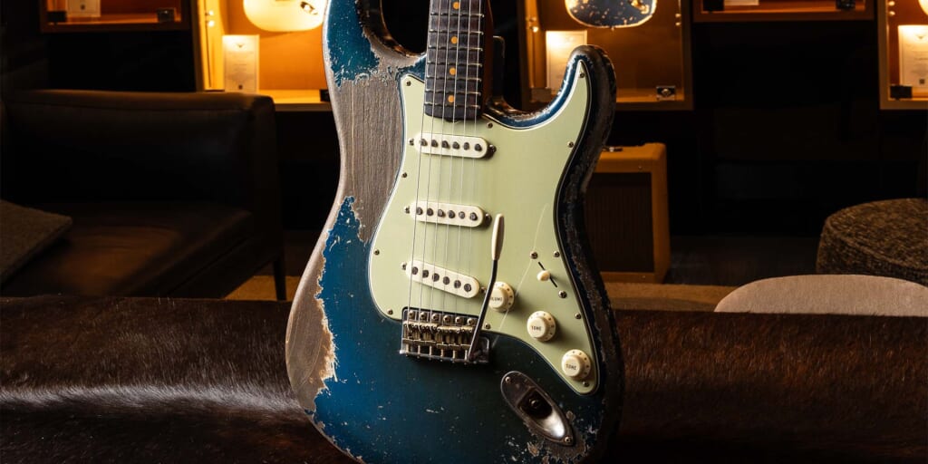 57年製をベースに大胆な改造とレリックを施したストラトキャスターKyle McMillin Masterbuilt 1957 Stratocaster® Ultimate Relic® with Floyd Rose® HS, Black over Hot Rod Red ｜フェンダーカスタムショップ NOW