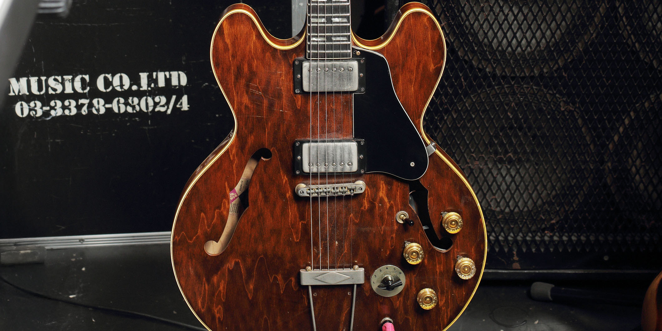 ザ・マーダー・キャピタルの初来日公演でカサル・ローパーが使用した、2本のエレキ・ギターとキーボード