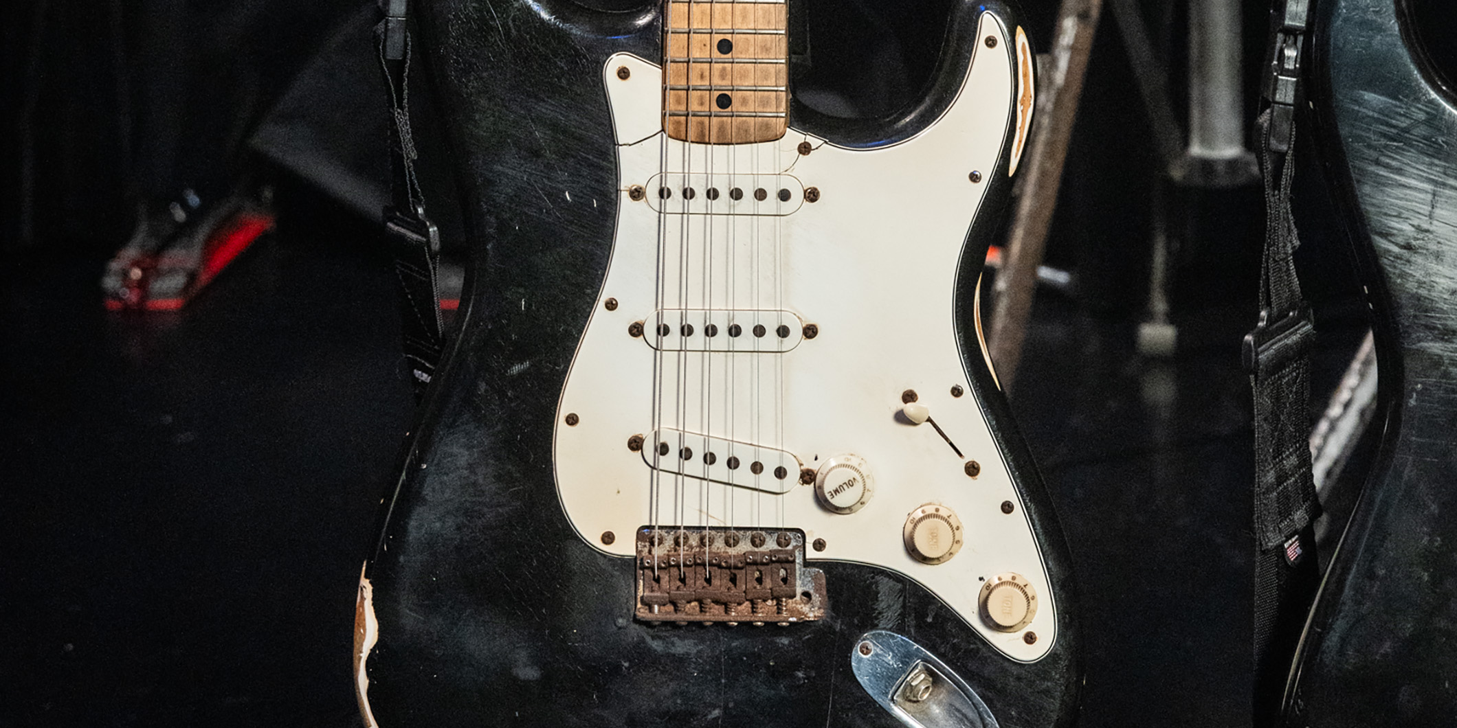 MONOのYodaがライブで愛用する2本のストラトキャスター