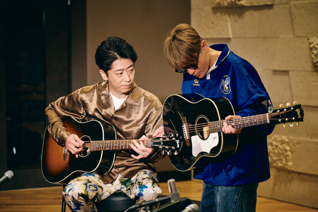 ギターを交換する2人。