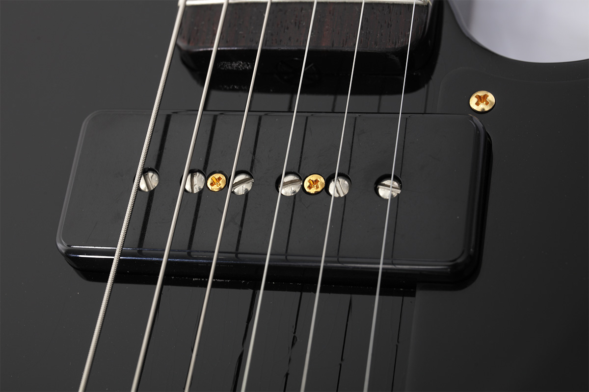 フロントにはカスタムショップ製のP-90をマウントしており、荒々しいサウンドを出すことができる。