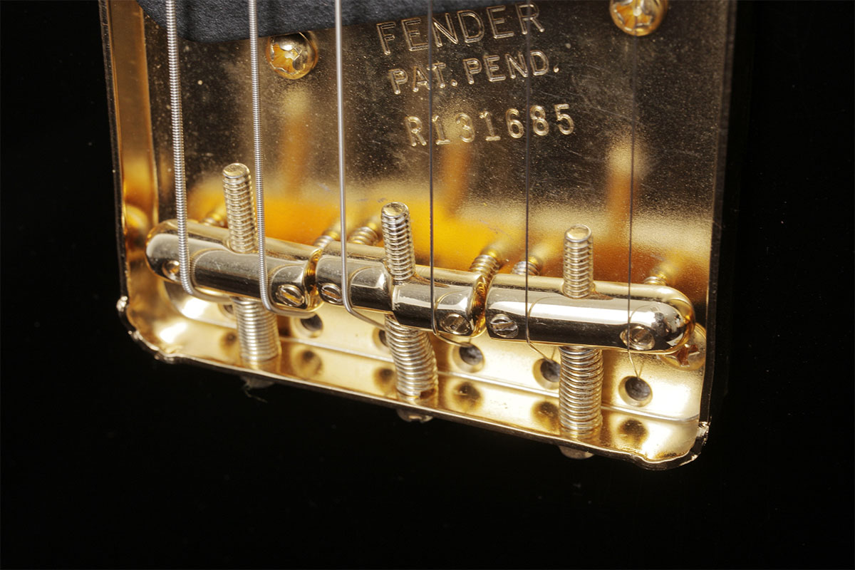 3〜4弦のオクターブ・チューニングの安定性を確保した、RSDのブラス・サドルを採用。