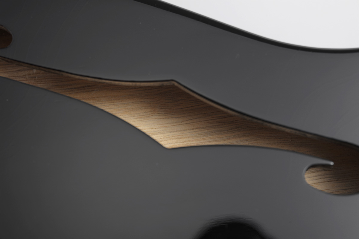 fホールを覗くとコリーナ材の木目が確認できる。