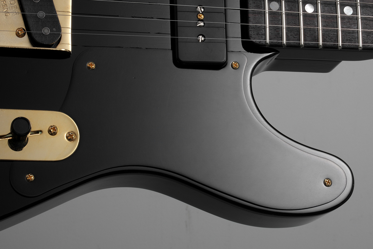 カブロニータ・スタイルの黒いピックガードが搭載されている。