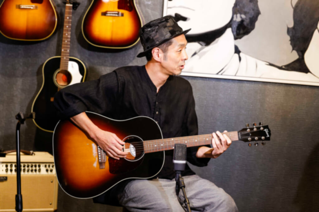 宮藤官九郎とGibson J-45 Standard