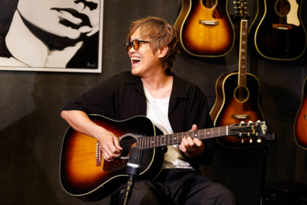 上原子友康とGibson Murphy Lab 1942 Banner J-45 Heavy Aged