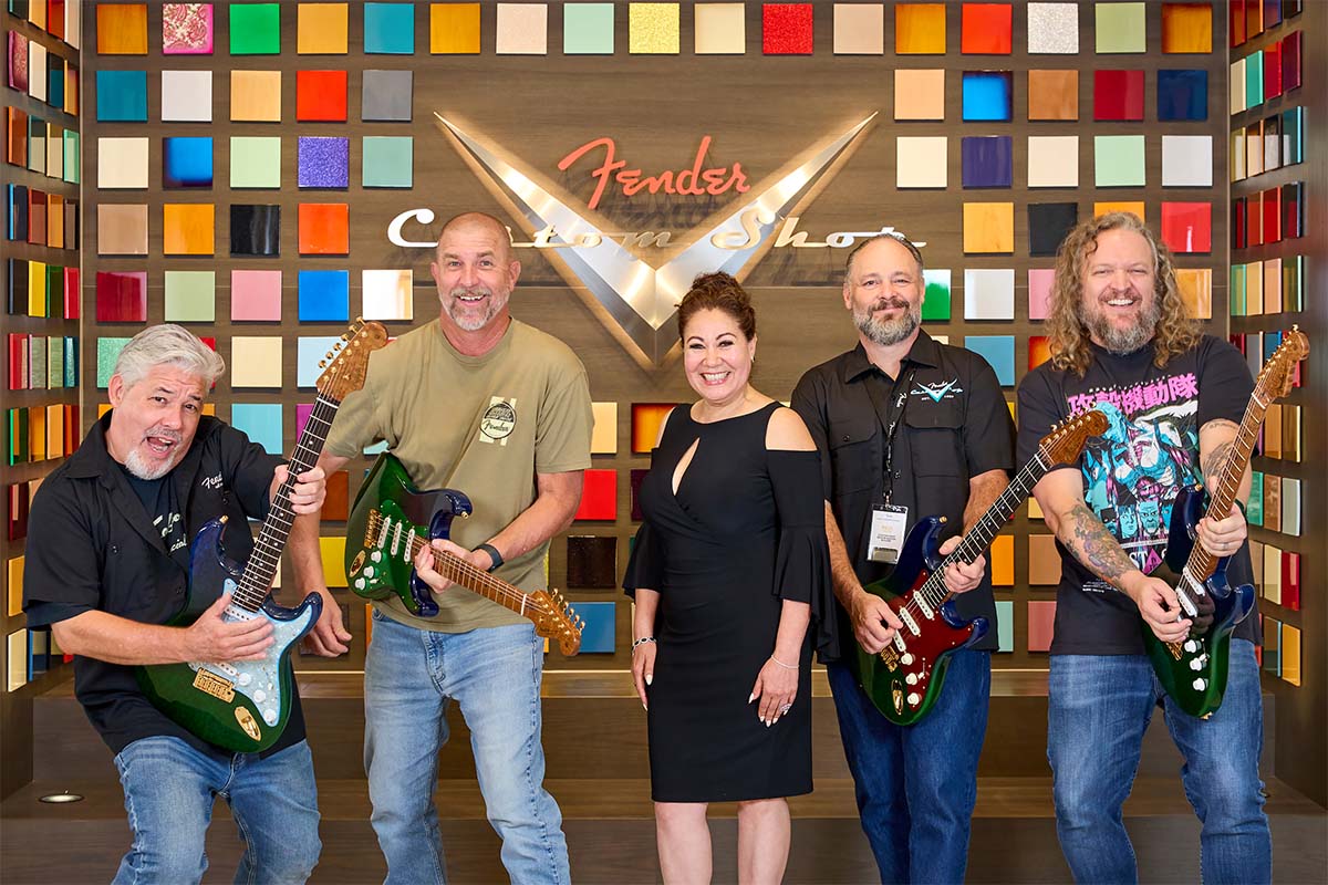 左からデヴィッド・ブラウン、デニス・ガルスカ、ホセフィーナ・カンポス、ポール・ウォーラー、アンディ・ヒックスの集合写真