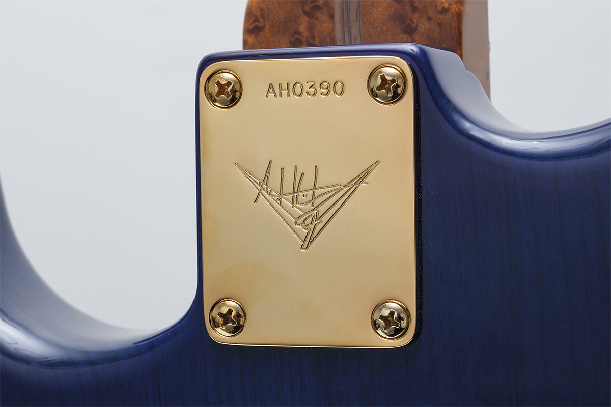 ロックバンドで演奏しながらギター製作に興味を持ったアンディ・ヒックス。様々なキャリアの中では、マルコム・ヤング（AC/DC）のギターも製作している。