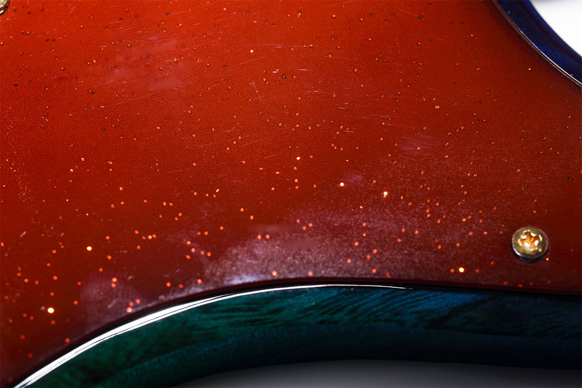 ブラウンのピックガードの中に、ゴールドのフレークが含まれている。華美ではなく、品格のあるゴージャスさを感じさせるコーディネートだ。