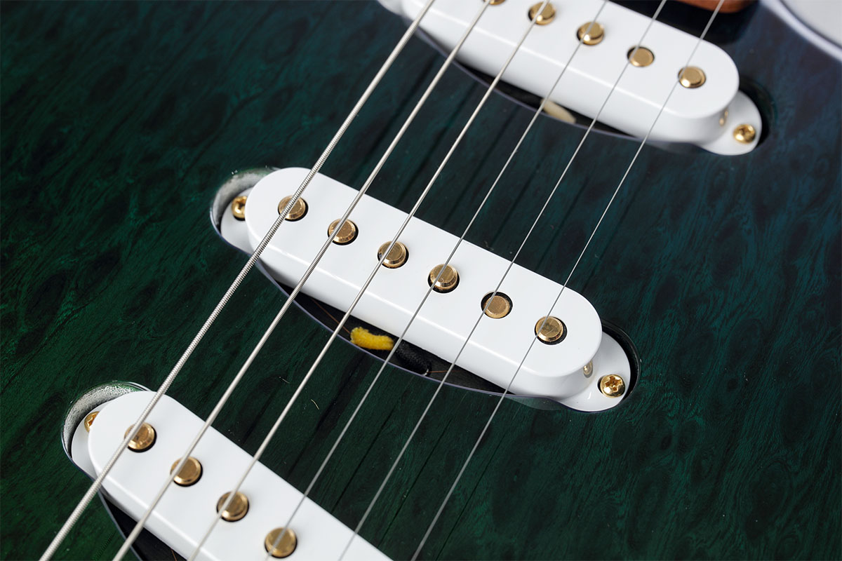 ダイレクト・マウントされたピックアップ。ホセフィーナ・カンポスが手巻きしたFat '60sを採用している。