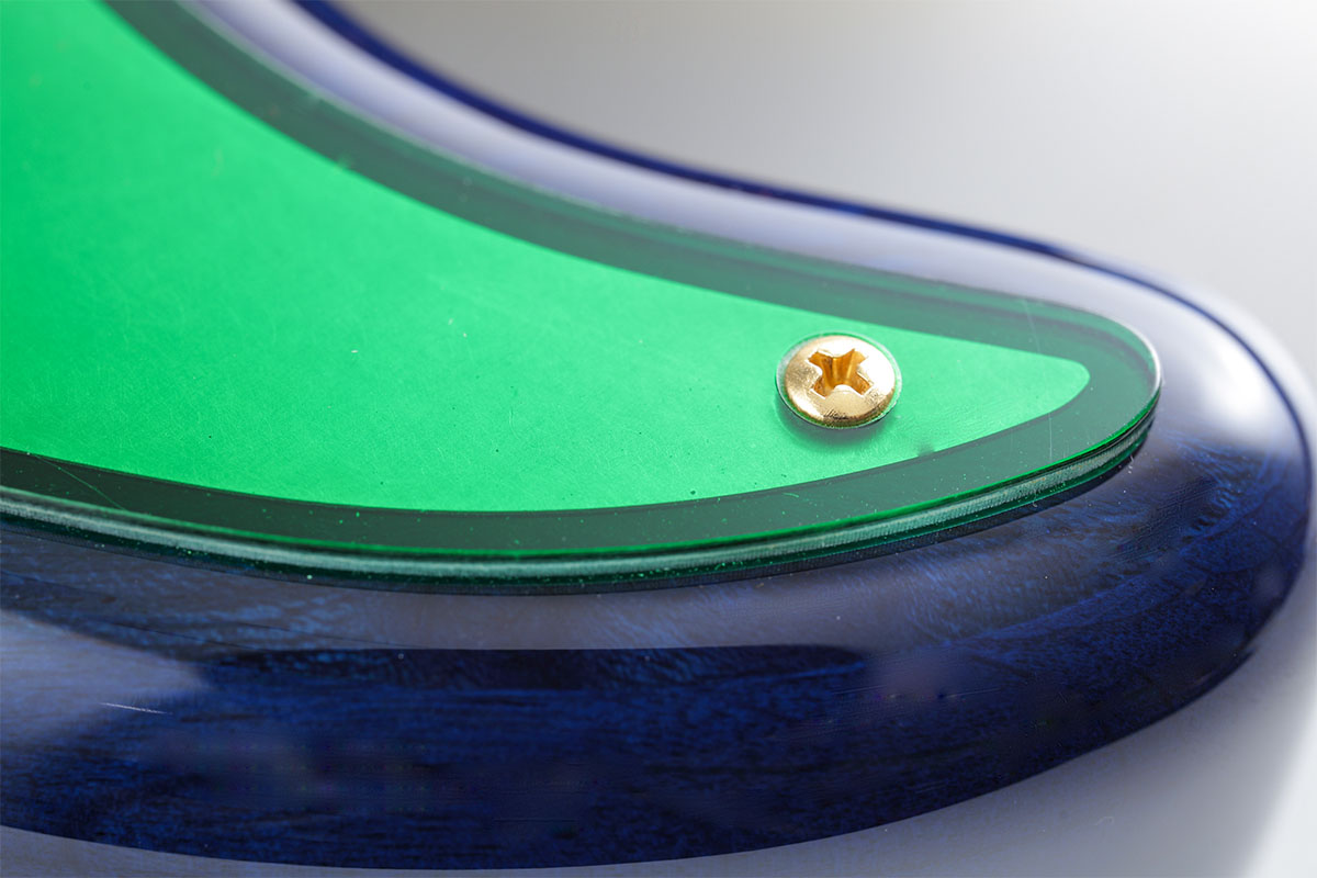 独特の質感が表現されたピックガード。グリーンのクリア・ピックガードの下にアルミ箔を敷いている。