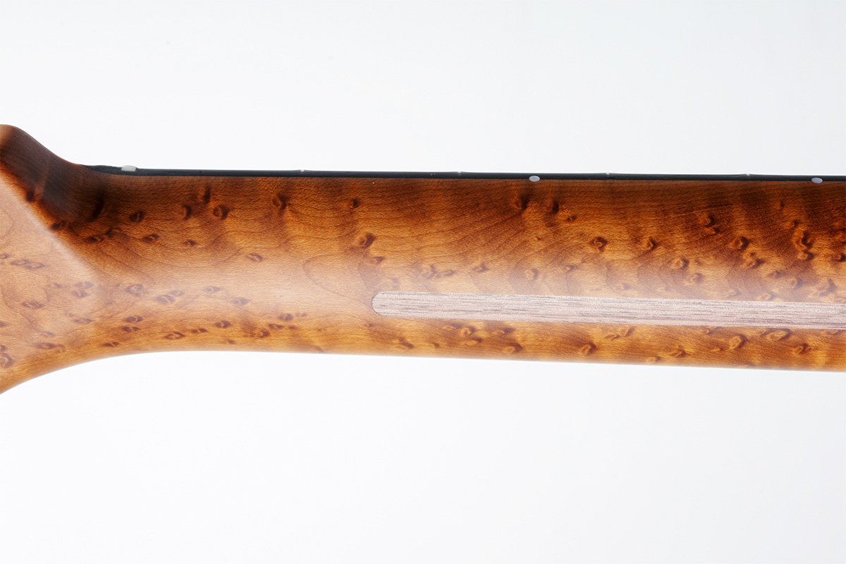 “バーズアイ”が目を引くネック裏。60年代スタイルのオーバルCシェイプに仕上げられている。