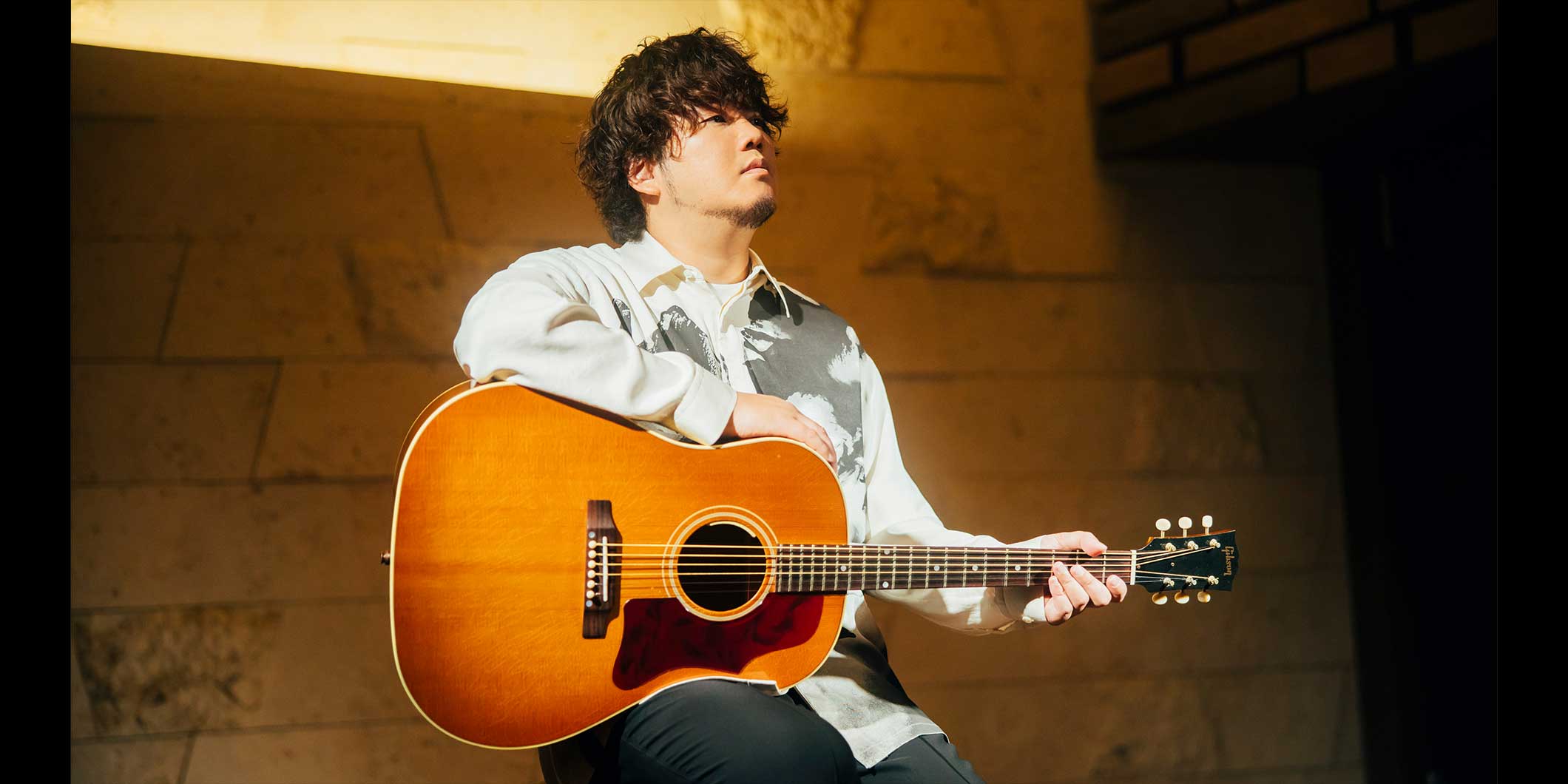 ギブソンが国内5人目のシグネチャー・アーティストに秦基博を認定！ “Gibson Hata Motohiro J-45”を発売へ