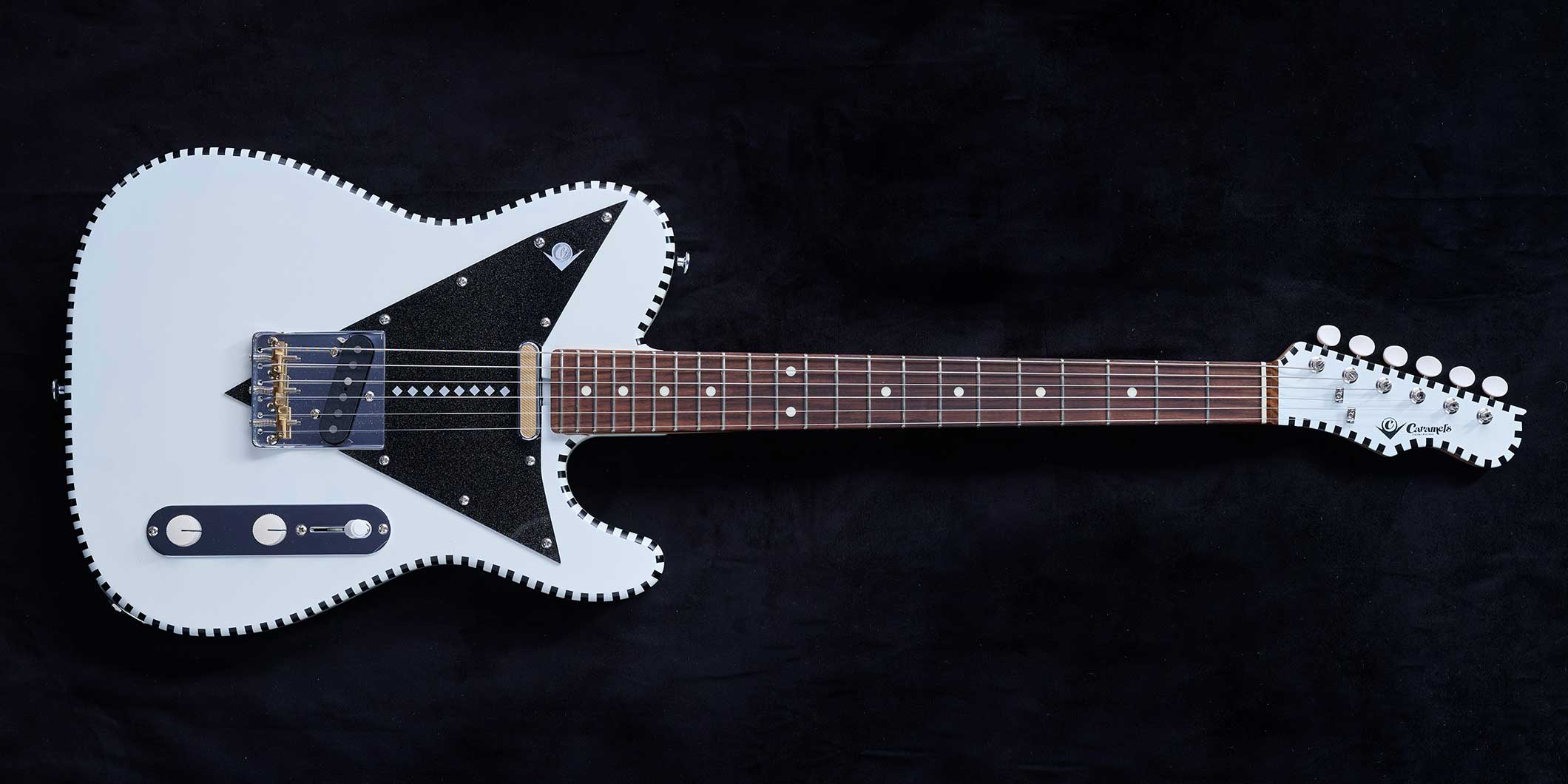 Caramel’s Guitar Kitchenの12ヵ月連続プロトタイプ第10弾は、ホワイトにブラック・チェッカーのV3スペシャルカラー・モデル