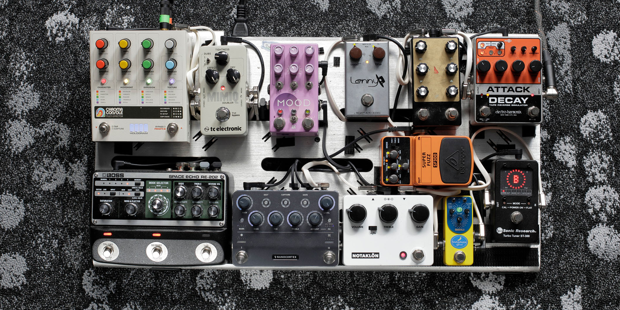 THE CHARM PARKがライブやレコーディングで使用するペダルボードを本人が解説！