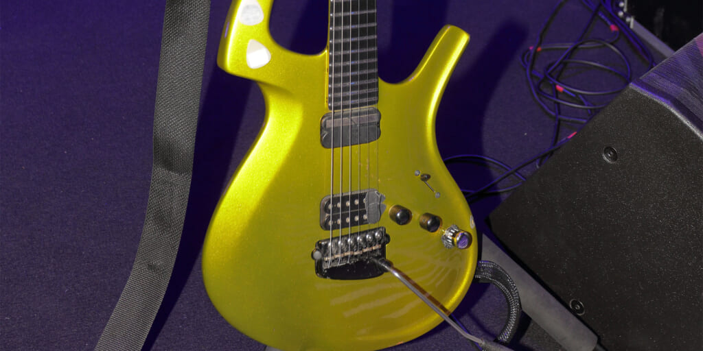 エイドリアン・ブリューがBEATの来日公演で使用した2本のギター