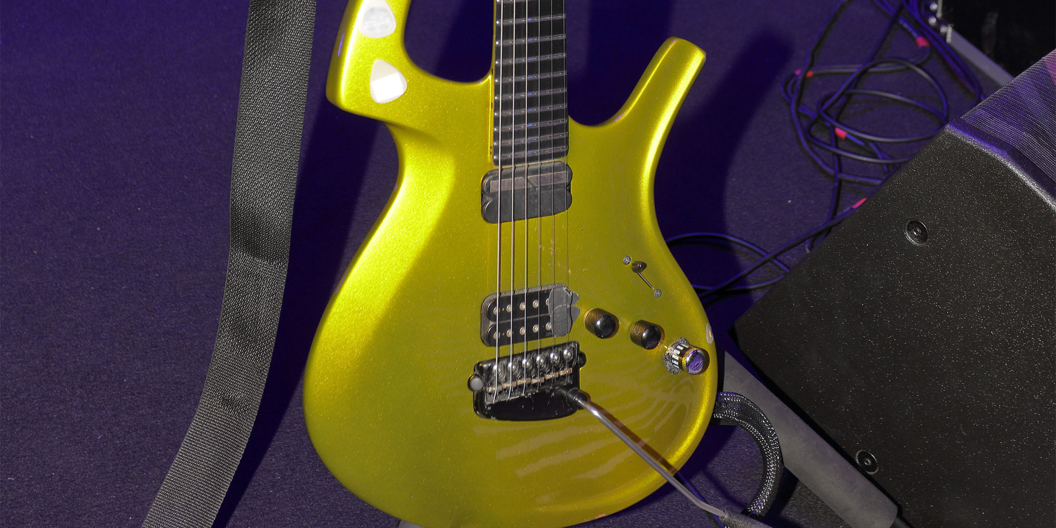 エイドリアン・ブリューがBEATの来日公演で使用した2本のギター