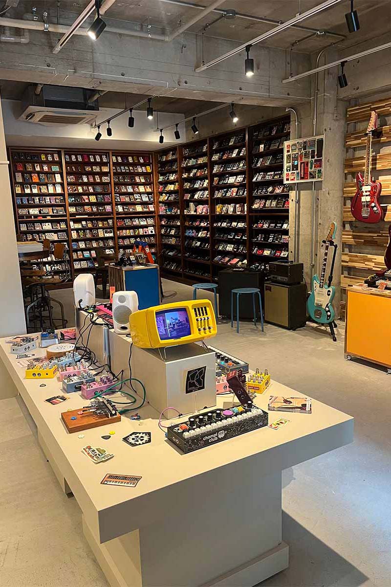 店内全体の様子。多数のエフェクターやギター、サンプラーなどの機材が展示されている。