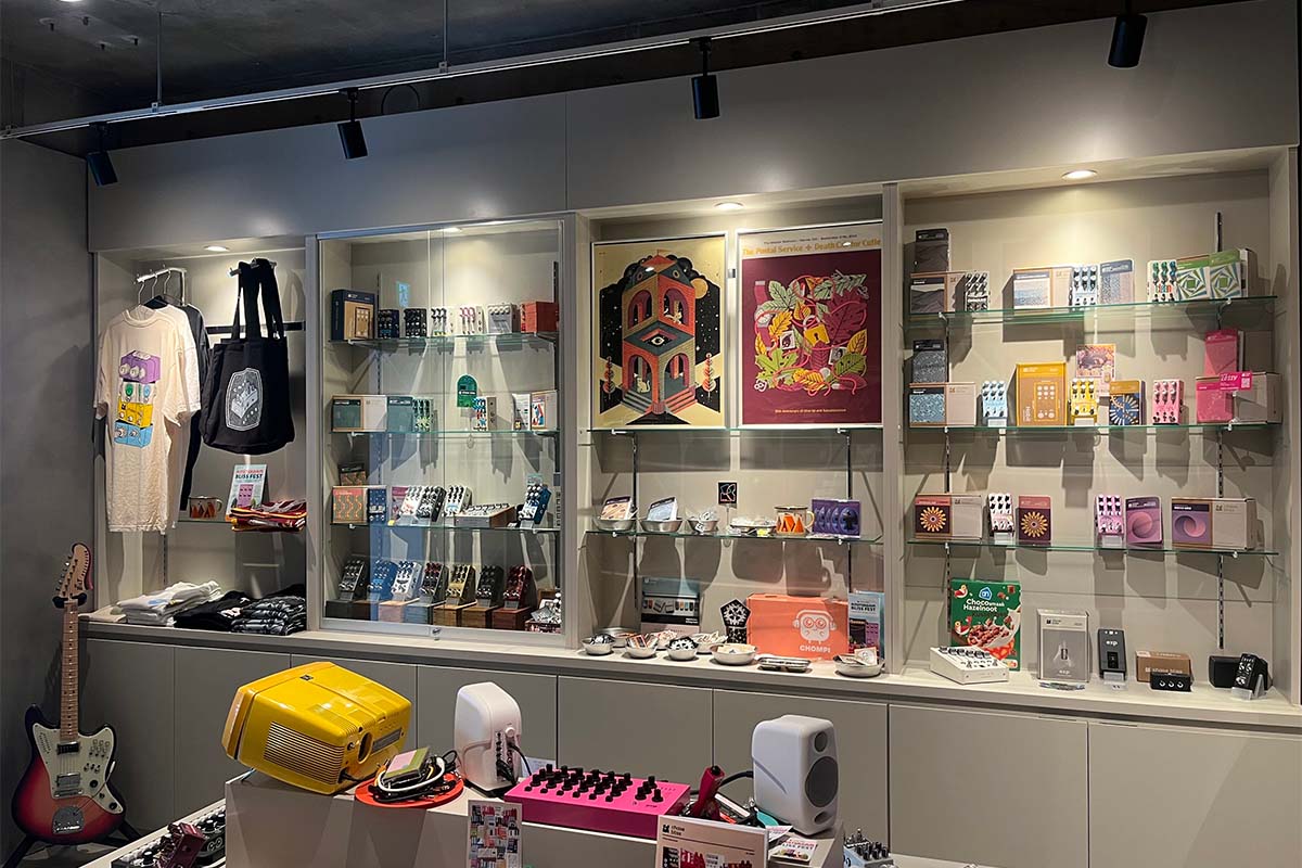 充実したChase Blissのコーナー。過去のモデルやグッズも展示。現行品は試奏・購入も可能だ。