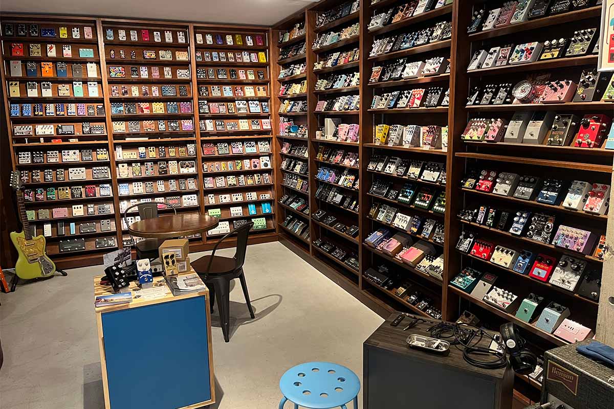 天井までぎっしりと並んだ圧巻のエフェクター群。セレクトに悩んだら、エフェクターに精通したスタッフが親切にアドバイスしてくれる。