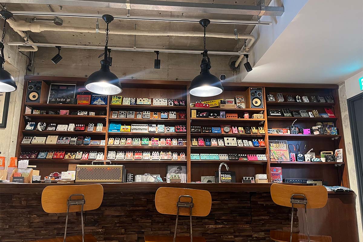 バー・カウンターの奥は非売品コーナー。レアな廃番エフェクターなどが並んでいる。