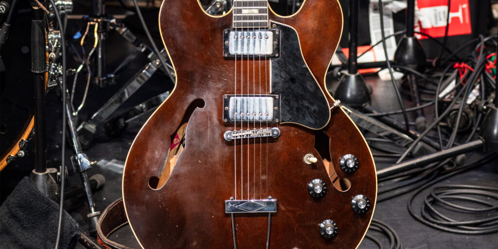 ザ・ラサムズのアレックス・ムーアが初来日公演で使用した2本のギター