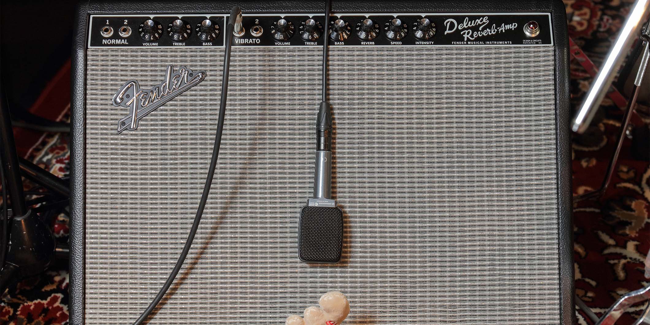 ビル・フリゼールが2025年10月のBLUE NOTE TOKYO公演で用意したアンプ、ぬいぐるみ、オルゴール