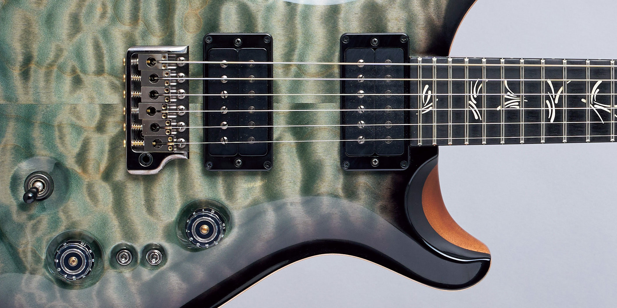 BAND-MAIDのKANAMIが新作EP『SCOOOOOP』と“お給仕”で使用した機材