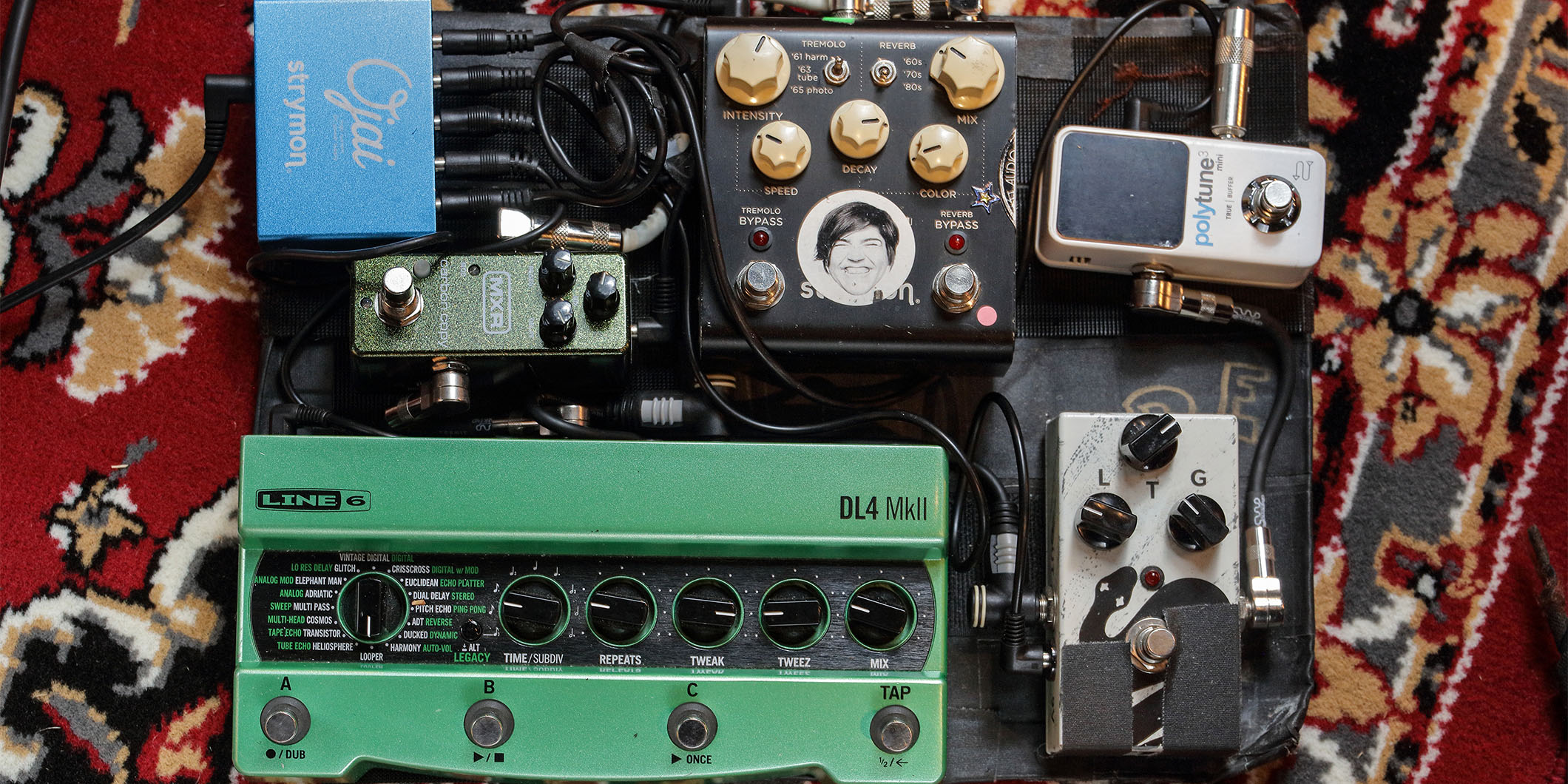 ビル・フリゼールが2025年10月のBLUE NOTE TOKYO公演で用意したペダルボードを本人が解説！