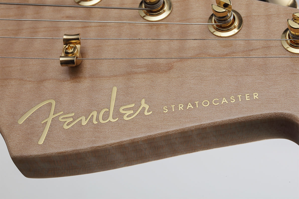 グロス・ウレタン仕上げのヘッド・ストック。ロゴ・デカールの色もゴールド・ハードウェアに揃えられている。ペグはノン・ロッキング仕様。