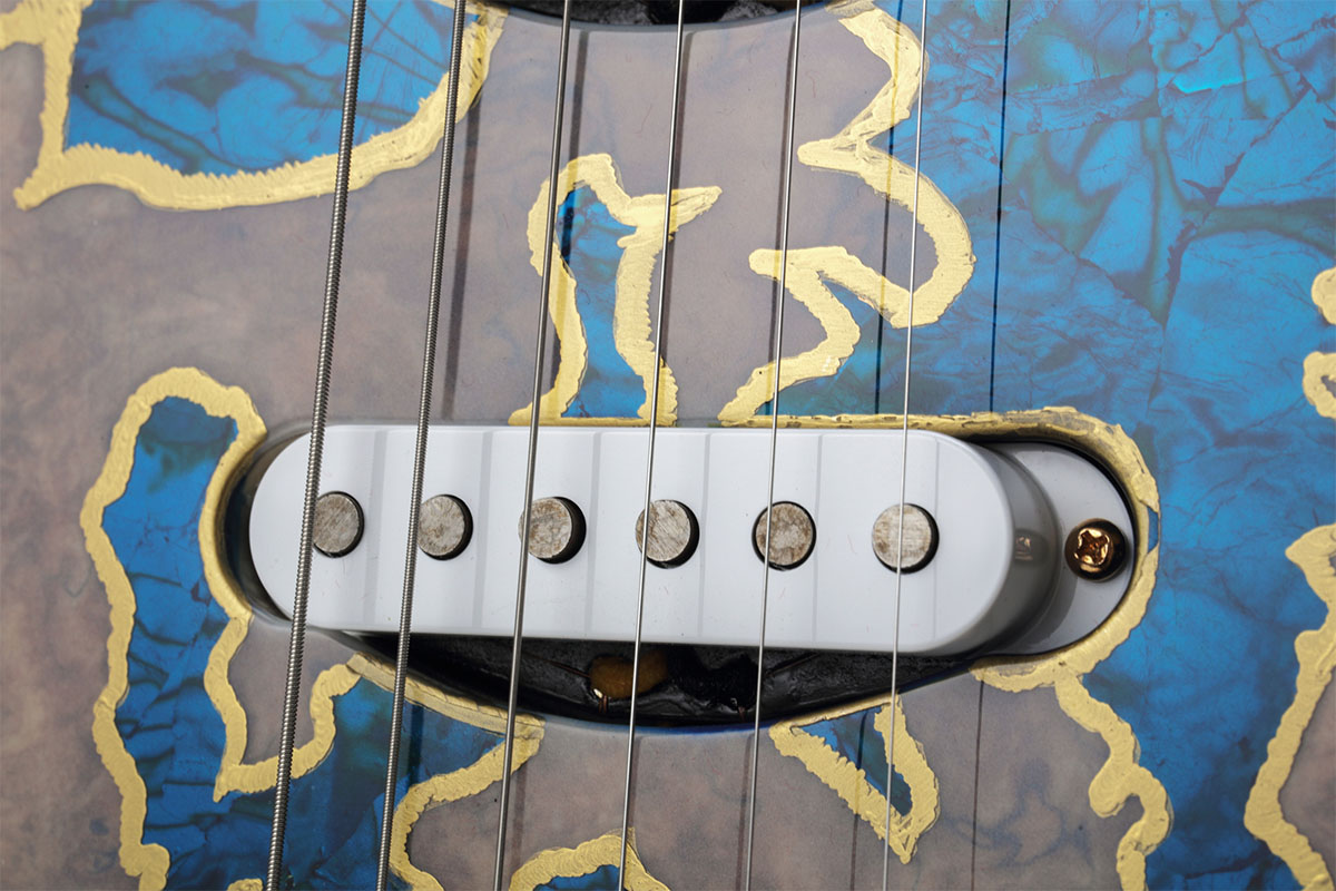 マスターワインダーのホセフィーナ・カンポスが手巻きした“Ancho Poblano Stratocaster Pickup”を搭載。太くて高出力なトーンが持ち味だ。