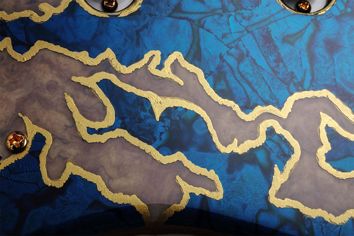 日本の伝統技法である“金継ぎ”を大胆にフィーチャー。クローズアップすると、その手仕事ぶりがよくわかる。のぞく木目はトップ材のスポルテッド・メイプル。